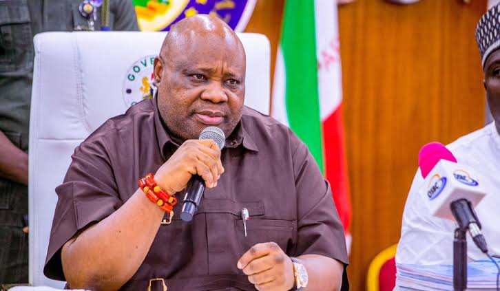 BREAKING: Hoodlums Attack Governor Adeleke, PDP Leaders in Osogbo