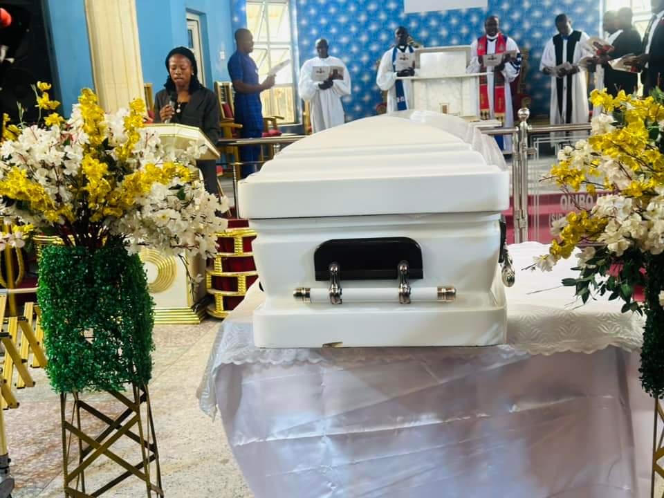 Highlife Queen, Ikesima Brown Buried Amidst Tears (PHOTOS) | Daily Report Nigeria