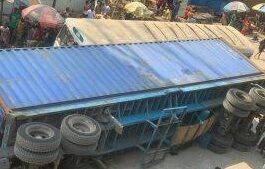 5 Dead, 4 Injured as Truck Container Falls on Bus in Anambra | Daily Report Nigeria