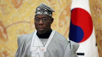 Obasanjo Commands Oyo Monarchs to Stand Up and Greet Him (VIDEO)