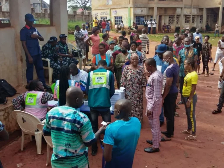 Imo Youths Beat Up Policeman For Allegedly Snatching Election Materials (Video) | Daily Report Nigeria