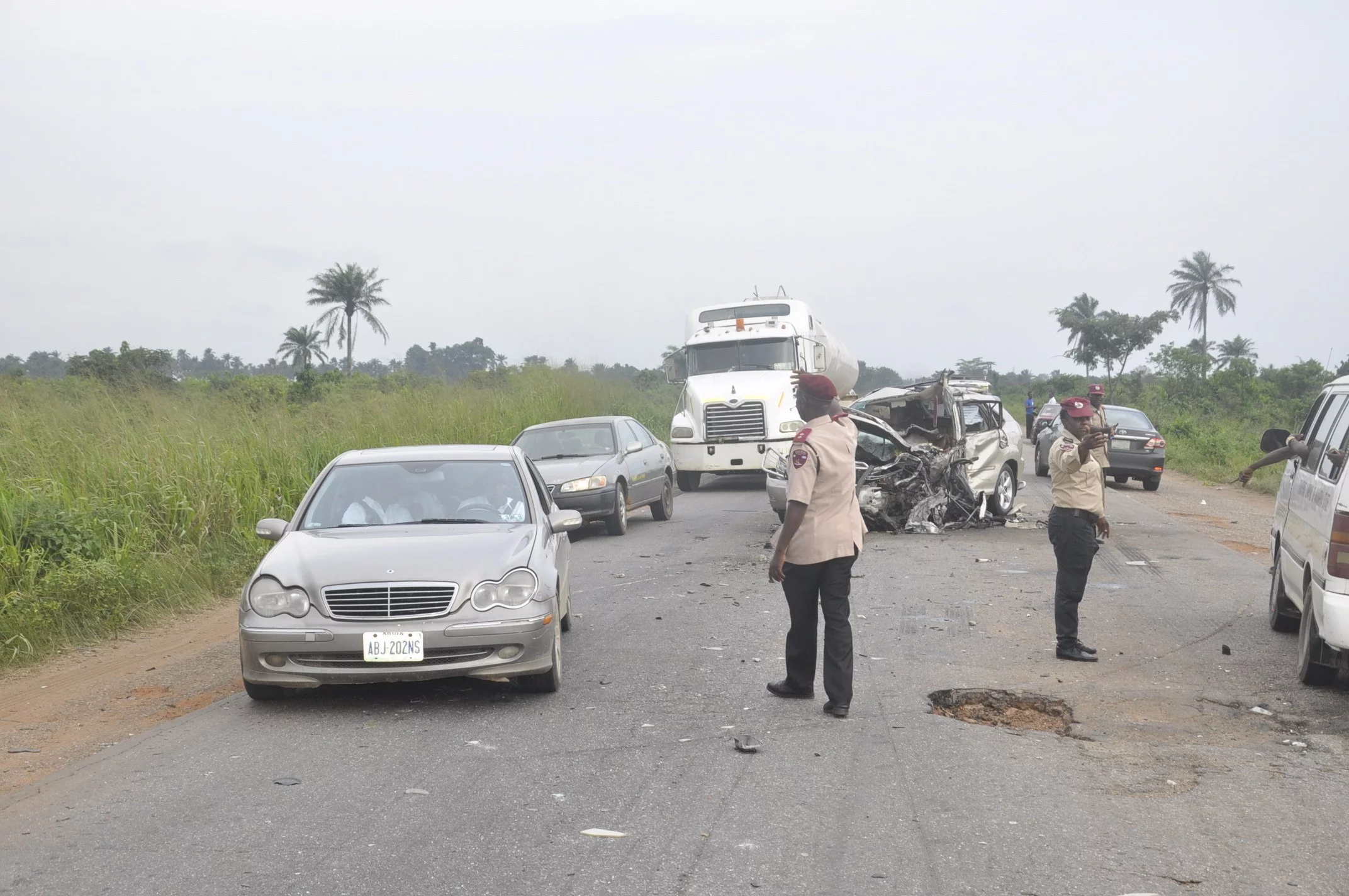 Speeding Sienna Bus Rams Into Truck, Kills 6 On Lagos-Ibadan Expressway | Daily Report Nigeria