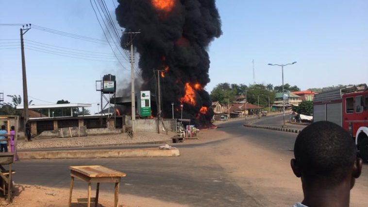 Fire Guts NNPC Filling Station in Iseyin, Oyo [PHOTOS] | Daily Report Nigeria