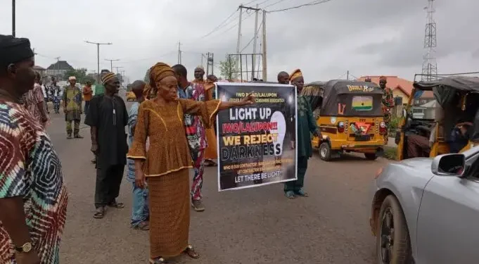 JUST IN: Oyo Residents Protest Five-Year Power Outage, Block Roads, Storm IBEDC Office | Daily Report Nigeria