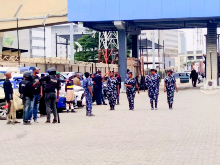 Heavy Security Presence At Lekki Toll Gate As Protesters Gather | Daily Report Nigeria