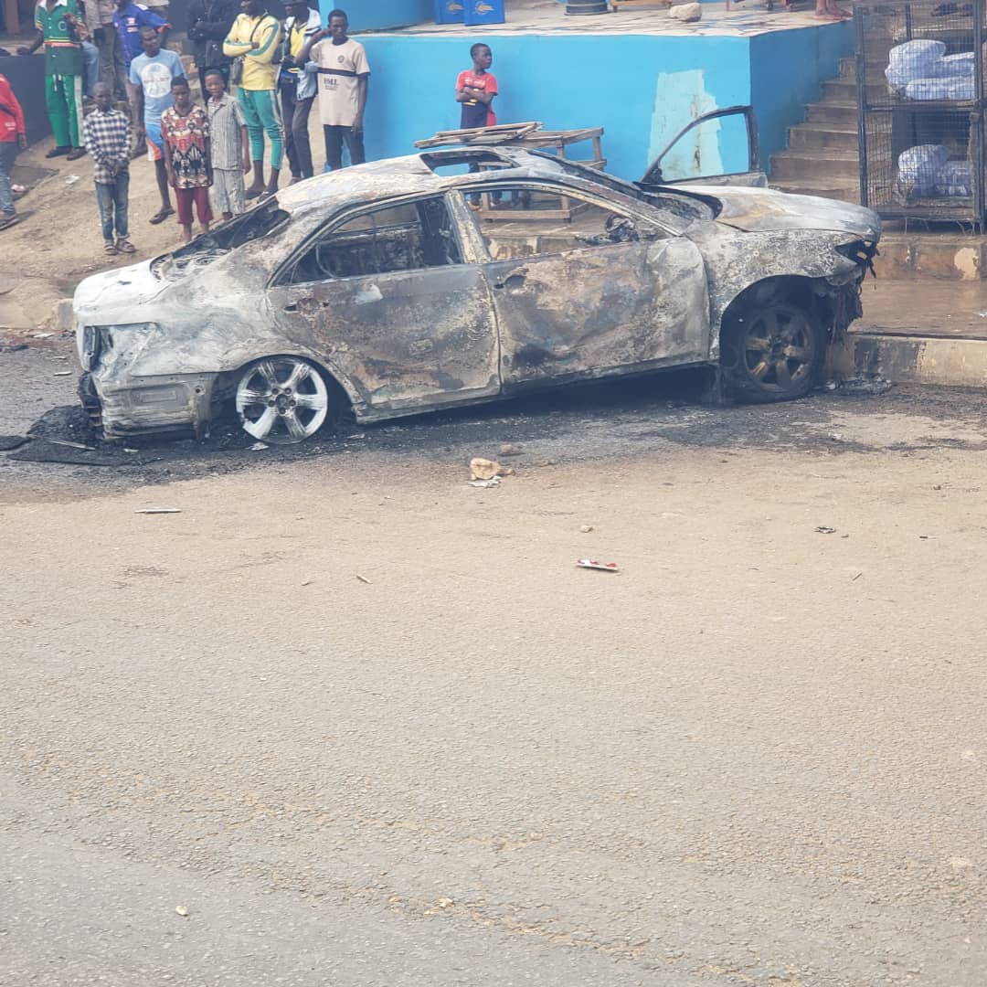 Mob Burn Vehicle Following Death Of Pedestrian In Ogun Accident | Daily Report Nigeria