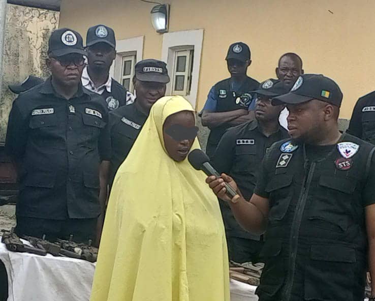 Police Arrests Woman With Ak-47 Hidden In Garri Sack | Daily Report Nigeria