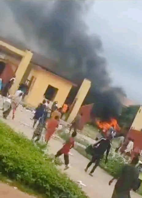 11 Arrested As Hoodlums Burn LG Secretariat, Cars In Niger | Daily Report Nigeria