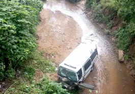 18-Seater Bus Crashes Into River In Oyo State | Daily Report Nigeria