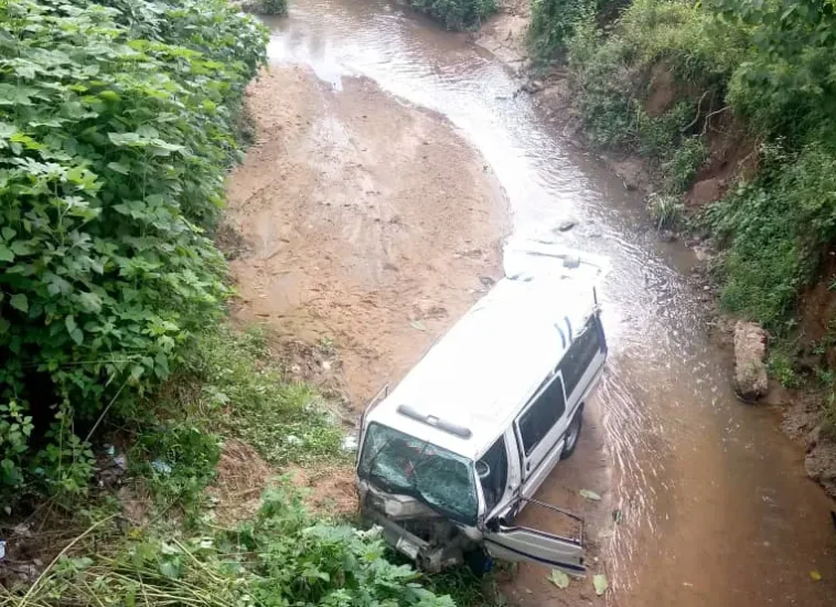 18-Seater Bus Crashes Into River In Oyo State | Daily Report Nigeria