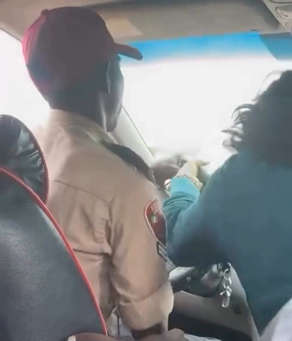 Reactions As FRSC Official Is Seen Dragging Steering Wheel With Woman In Moving Car [VIDEO] | Daily Report Nigeria