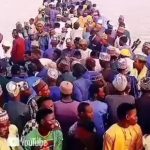 See Passengers In Overloaded Boat Moments Before It Capsized In Niger [VIDEO] | Daily Report Nigeria