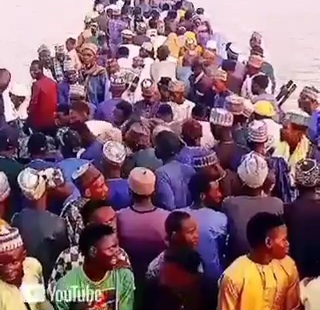 See Passengers In Overloaded Boat Moments Before It Capsized In Niger [VIDEO] | Daily Report Nigeria