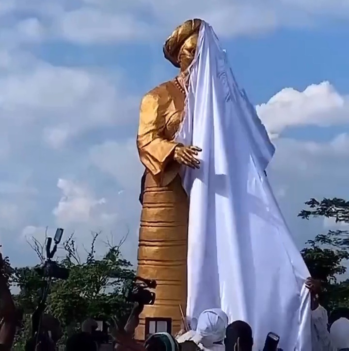 Reactions, As Ooni Of Ife Unveils Golden Statue Of First Lady, Oluremi Tinubu | Daily Report Nigeria