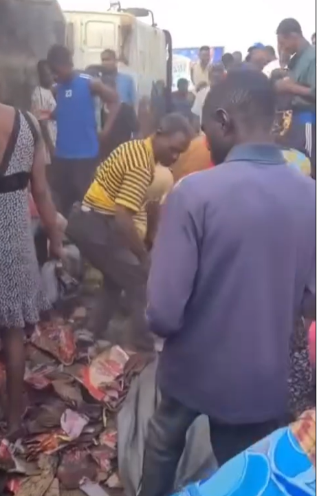 Residents Pack Spaghetti, Noodles, After Trailer Collapsed In Kaduna [VIDEO] | Daily Report Nigeria