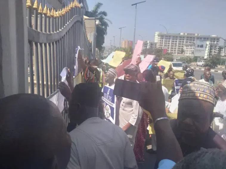 Pensioners Block Finance Ministry in Abuja Over Unpaid Dues | Daily Report Nigeria