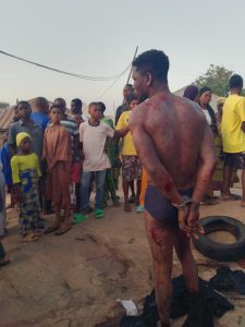 Angry Mob Beat Thief To Pulp In Kogi [PHOTOS] | Daily Report Nigeria