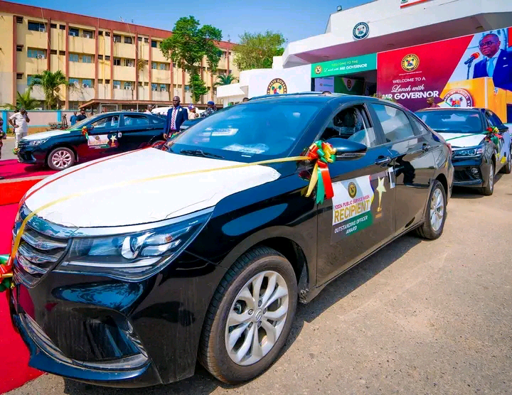 Sanwo-Olu Presents Cars To Outstanding Lagos Civil Servants | Daily Report Nigeria