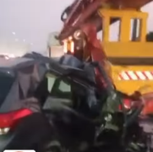 FLASH: SUV Rams Into Crane In Lagos [VIDEO]