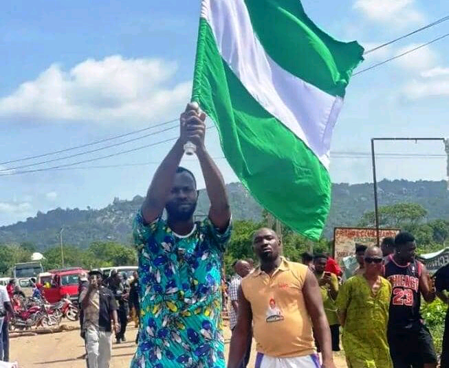 Protesters Block Edo Highway Over Kidnappings, Poor Infrastructure | Daily Report Nigeria