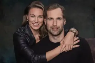 Peter Cech and wife 636x357 1