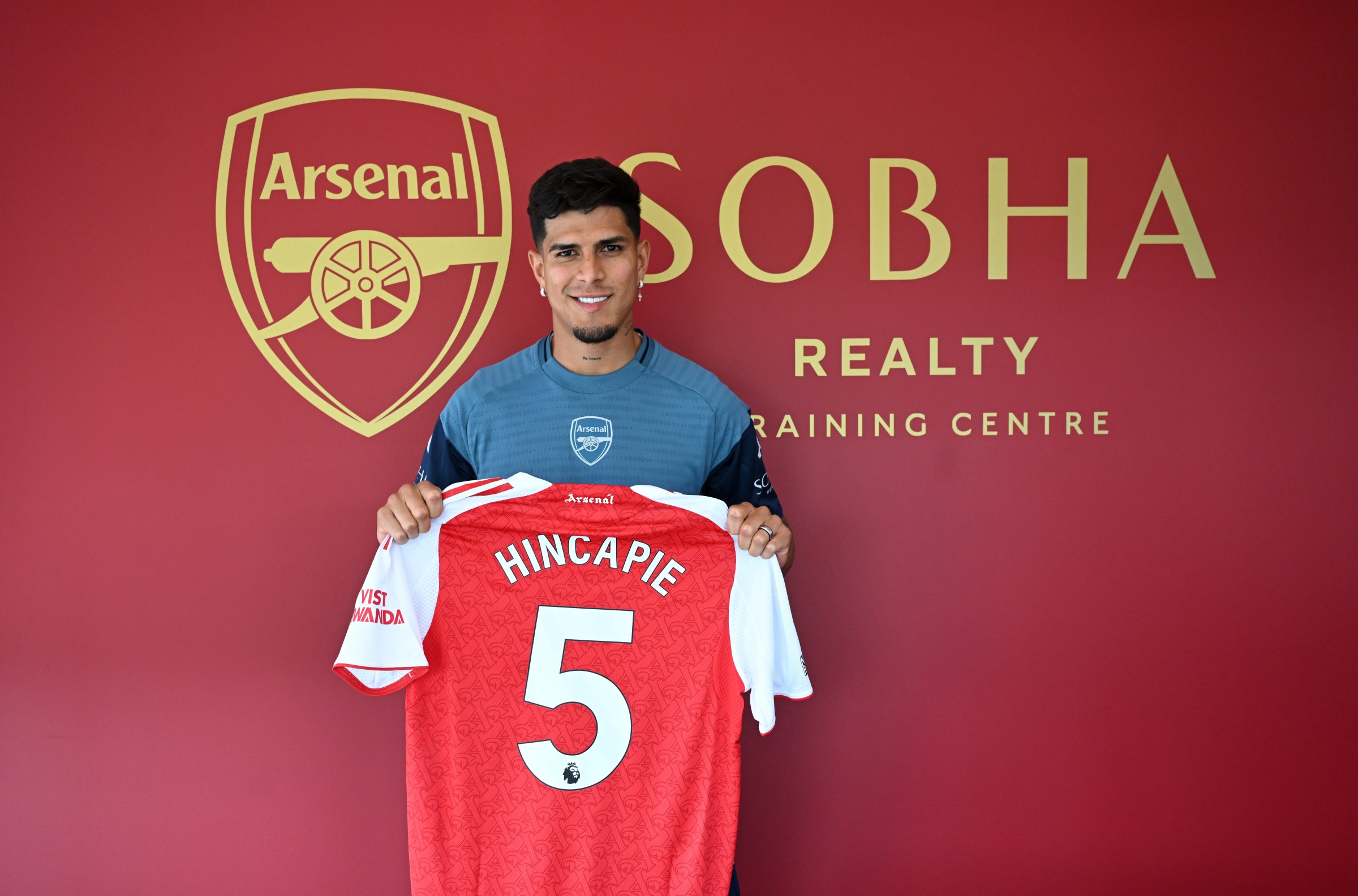Photo of Transfer: Arsenal Sign Hincapié on Loan as Kiwior Joins Porto
