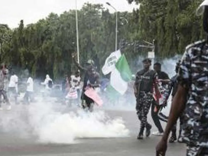 Police Disperse #FreeNnamdiKanu Protesters with Tear Gas in Abuja