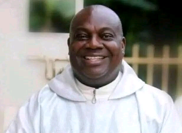 Photo of Catholic Priest Slumps, Dies During Mass in Delta