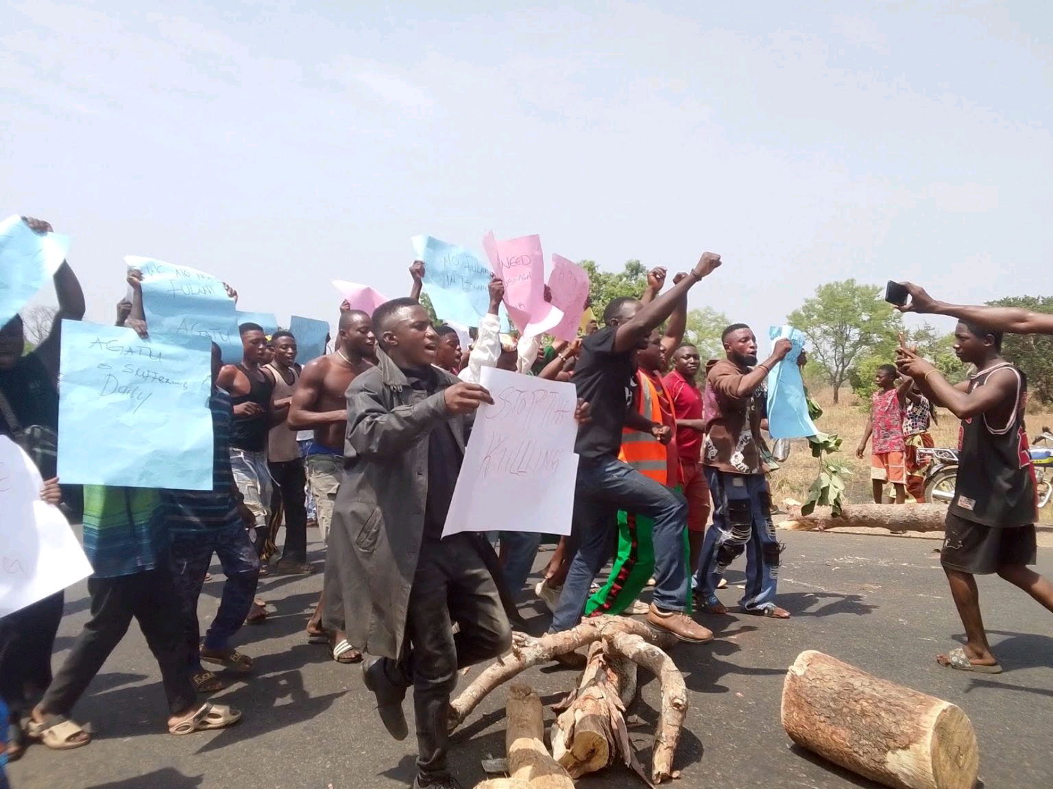 Agatu youths block Oweto–Otukpo highway over killings in Benue