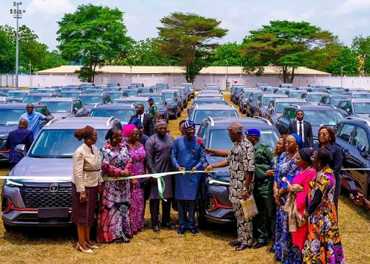 Sanwo-Olu Gifts Vehicles to Top Lagos Civil Servants